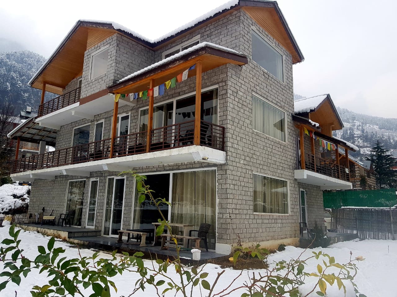 Skye Meadows snowy cottage exterior in Manali